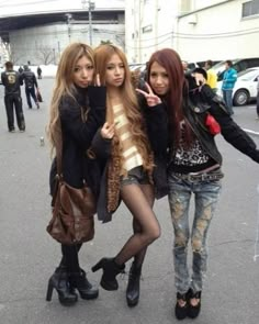 Gyaru Magazine, 2000s Fashion Inspiration, Agejo Gyaru, 2000s Japanese Fashion, Kei Visual, 2000s Fashion Outfits, Dec 12