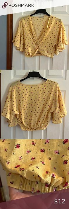 Yellow, flowery, crop top with flowy short sleeves. Size large. Flowy Shorts, Crop Top, Short Sleeves, Crop Tops, Elastic, Zipper, Yellow