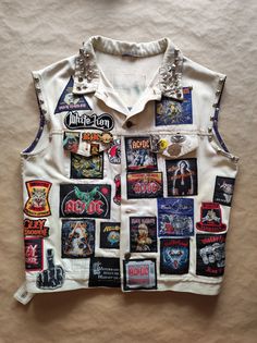 Unique rock and musical collection piece. Vest full of patches from rock bands, heavy bands and some with a biker theme. Patches also from rock concerts from the 80s. All the patches are original from the 1980s, and all are practically preserved in exceptional condition. It seems like no time has passed. The jacket would be an adult size L or XL, it depends on how loose you like to dress. It weighs quite a bit, around 2 kg due to the chains and all the fabric it carries. The patches, as I had al Battle Vest Back Patch, Denim Battle Vest, Black Metal Battle Vest, 80s Metal Battle Vest, Metal Vest, Metalhead Fashion, Rock Concerts, Battle Jackets, Vest Patches