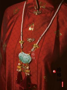 Traditional Ming Dynasty necklace with a Beiyun 背云 (back cloud), this style of necklace comes with a long tassel down the back to act as a counterweight and additional accessory! Gorgeous imitation jade centerpiece with gold dragonfly charms, pearls, and mini red tassels. Back is adorned with more dragonflies, pearls, and a longer jade green tassel. These 18th century necklaces pair great with any Ming ensemble, these also look fantastic with modern dresses! Materials: imitation pearls, color-pr Cloud Necklace, Dresses Materials, Chinese Accessories, Modern Dresses, Japanese Jewelry, Modern Hanfu, Chinese Traditional Clothing, Chinese Jade, Dragonfly Charm