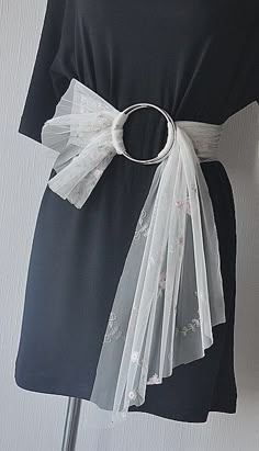 Refashion Wedding Dress, Dress Belt Ideas Diy, Diy Belts For Dresses Ideas, Belt Ideas For Dresses, Belt Design For Dress, Diy Belt For Dresses, Crochet Wedding Dresses, Diy Belts, Diy Fashion Clothing