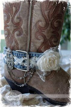 Decorate Boots Diy, Boots With Flowers, Desert Cottage, Diy Wedding Shoes, Boots Diy, Country Shoes, Boot Chains, Bota Country, Boot Bracelet