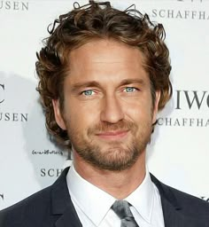 Formal Hairstyles Men, Curly Hair Celebrities, Tight Curly Hair, Long Curly Hair Men, 3a Hair, Men's Curly Hairstyles, Mens Medium Length Hairstyles, Surfer Hair, Mens Haircuts Short Hair