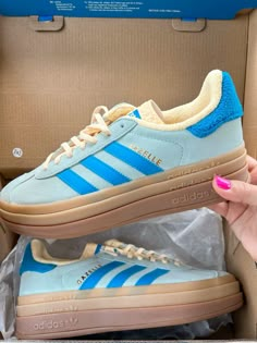 Cute Addidas Shoes Outfits, Gazzels Shoes, Gazzeleadidas Outfit, Adidas Shoes Aesthetic, Shoes Gazelle, Adidas Gazelles, Gazelle Adidas, Adidas Gazelle Bold, Pretty Sneakers