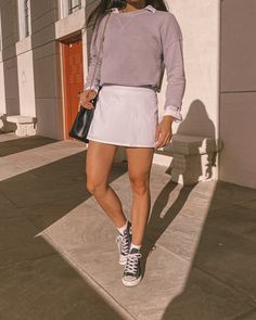 Skirt With High Top Sneakers, Golf Skirt Outfit Casual Street Styles, Golf Skirt Outfit Street Styles, Golf Skirt Outfit Casual, Skort Outfit Ideas, Outfits With Converse High Tops, Outfit With Converse, 23 Outfit, Feminine Streetwear