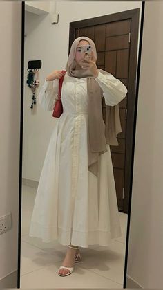 Hijabi White Dress Outfit, Loose Fitting Clothes For Women, Loose Hijab Style, Dress Hijab Outfit, Cute Hijabi Outfits, Modest Hijabi Outfits, Modest Outfits Muslim, Stylish Outfits Casual, Dresses Hijab