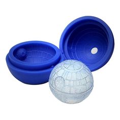 Sculpt your creations into the shape of Star's Wars Death Star with this silicone mold. Made for a variety of uses this item is over safe up to 446 degrees. Star Ice Cubes, Ice Star, Ice Cube Maker, Ice Molds, Star Wars Film, Smosh, Think Geek, Marvel Captain America, Darth Maul