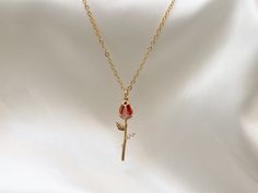 -----  Red Rose  Necklace ------ * Finish * 18K Gold Plated  * Necklace Sizes * 16 - 23 inches * Pendant Size ~29x9mm -----QUALIFY FOR FREE SHIPPING ----- US Orders 🇺🇸 - Free Shipping on all US Orders over $35 CA Orders 🇨🇦 - Free Shipping on all Canadian Orders over $50 Free shipping discount will be applied at checkout, happy shopping! 💛 ----- PACKAGING/EASY GIFTING ----- * Items purchased will arrive in a beautiful jewelry box ready to be gifted  * Processing time: 1-3 business days * All Dainty Rose Necklace, Shopping Packaging, Dainty Rose, Necklace Flower, Necklace Layering, Rose Rouge, Rose Pendant, Rose Necklace, Necklace Rose