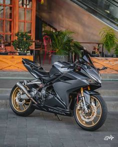 a black motorcycle parked in front of a building