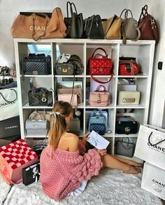 O PARAÍSO DAS BOLSAS - @zara.world - #bolsa #bags #acessórios #acessorios #bolsas #GostoDisto Koleksi Makeup, Pocket Full Of Sunshine, Closet Decor, Closet Room, Dekorasi Kamar Tidur