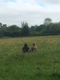 Sitting Outside Aesthetic, Green Best Friend Aesthetic, Sitting In Grass Aesthetic, Laying In The Grass Aesthetic, Lovers In A Field Aesthetic, Friends In A Field, Frolicking In A Field Aesthetic, Friends In A Field Aesthetic, Friends In Forest Aesthetic