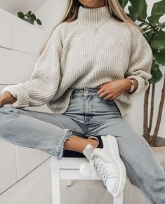 12 Adorable Sweaters That Will Keep You Cute And Warm    #winterfashion #winterstyle #winteroutfits This WINTERFASHION TRENDS looks so sweet ! 💞👚  👖  💄 💋 👢  👜 🕶 #winterfashions Vinter Mode Outfits, Knit Turtleneck Sweater, Teenager Outfits, Winter Fashion Outfits, Teen Fashion Outfits