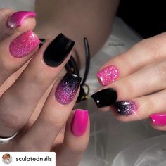 Barbie Nails Black And Pink, Black And Pink Acrylic Nails Ideas, Barbie Acrylic Nails Pink Glitter, Black And Pink Nails Ideas Glitter, Pink Concert Nails Ideas, Barbie Gel Nails, Las Vegas Nails Ideas Glitter, Black And Pink Glitter Nails