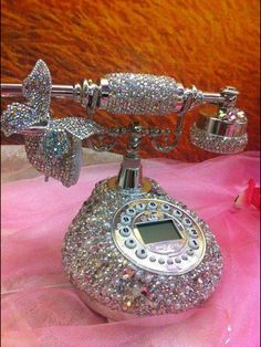 Oh how pretty! Telephone Vintage, Vintage Phones, Vintage Telephone, Sparkles Glitter, Glitz And Glam, Classic Vintage, Bling Bling, Girly Things, Old Fashioned