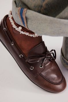 Yachting Day Boat Shoes Brown Boat Shoes, Upcoming Fashion Trends, Brooklyn Style, Chic Outerwear, Chunky Loafers, Current Trends, Shoe Inspo, Walk This Way, Big Fashion