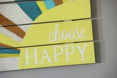 a wooden sign that says choose happy on the front and back of it with sun rays in the background