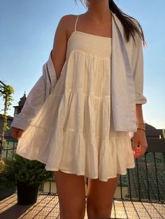 Summer Outfit Sewing Flowy Dress, California Aesthetic Outfit Winter, Hot Summer Outfits Girly, Coastal Aesthetic Clothes, White Flowy Dress Aesthetic, Costal Summer Outfits, Summer In England Outfits, Summer Coastal Outfits, Aussie Summer Outfits