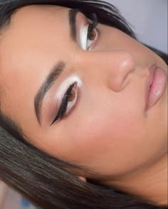 White And Silver Eyeshadow Looks, Eyeshadow Looks White Dress, White Shadow Makeup Looks, Makeup For White Dress Eyeshadows, Make Up White Dress Makeup, White Shimmery Eye Makeup, Makeup For Off White Dress, White Frosty Eye Makeup, Simple White Glitter Eye Makeup