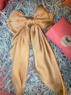 Add a little touch of elegance to your outfit with this Large Silk Hair Bow in Gold/Bronze. Whether you're going for a laid-back style or dressing up for a special occasion, this bow, crafted from 100% satin. Premium Quality Materials: Crafted from high-quality brocade and metal, these Gold/Bronze hair bows feature a satin finish that's incredibly soft and smooth to the touch. The material resists wrinkles, while the metal lends durability and prevents fading, making these hair clips a lasting s Satin Hair Bow, Ribbon Clip, Bronze Hair, Classic Hair, Bow Coquette, Hair Ribbon, Silk Hair, Gold Silk, Butterfly Shape