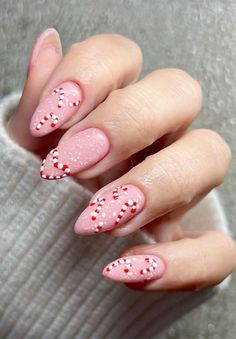 Gingerbread Pink Nails, Nail Ideas Christmas Pink, Pink Red And White Christmas Nails, Ginger Bread Nails Christmas, Christmas Nails On Black Women, Christmas Nails Gingerbread Man Pink, Minimal Xmas Nails, Pink Snowman Nails, Pink Christmas Gel Nails