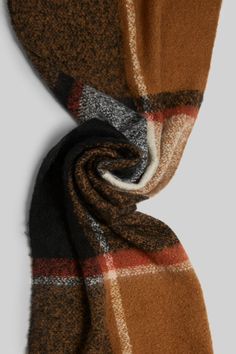 This James Lakeland winter scarf is a fusion of soft pinks and soothing greys, creating a delicate yet warming palette. The fabric is plush and snug, promising to keep you cocooned in comfort this winter. Black Blanket, Artisan Gift, Blanket Scarf, Mens Jewelry Bracelet, Fine Fabric, Independent Designers Fashion, Fashion Face, Knit Scarf, Yellow Orange