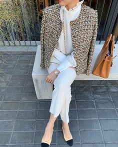 Chanel Espadrilles Outfit Casual, Feminine Blouses Classy, Work Sneaker Outfit, Quiet Luxury Essentials, Lady Jacket Outfit 2023, Classy Outfits Work, Elegance Dress, High Waisted Dress, Style Désinvolte Chic