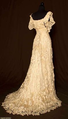 TRAINED IRISH CROCHET GOWN, c. 1908. How absolutely stunning. Crochet Gown, Detail Couture, Vintage Lace Weddings, Crochet Wedding, Antique Dress, Vintage Gowns, Retro Mode, Edwardian Fashion