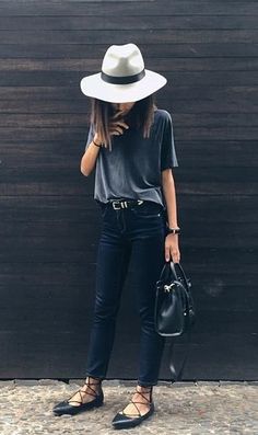 Denim + Loose Top Sporty T Shirt, Style Désinvolte Chic, Flats Outfit, Strappy Flats, Looks Black, Outfit Trends, Mode Inspo