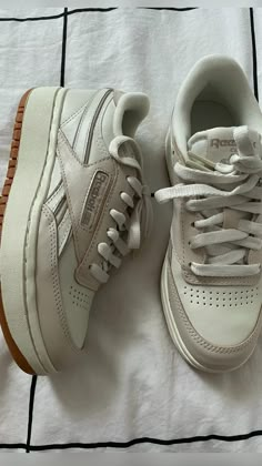 Chunky Shoes Sneakers & Athletic, White Shoe Inspiration, Reebok Club C Double Beige, Bar Shoes College, Fall Shoes 2022 Sneakers, Aesthetic Walking Shoes, Aesthetic Sneakers Vintage, Brown Tennis Shoes Women, Vintage Womens Sneakers