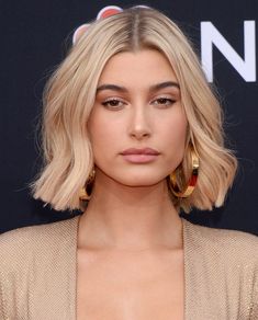 Long Bobs, Blonde Bob Hairstyles, Wavy Bob Hairstyles, Blonde Hair Looks, Bob Haircuts For Women, Brown Blonde Hair, Trending Hairstyles, Hailey Baldwin