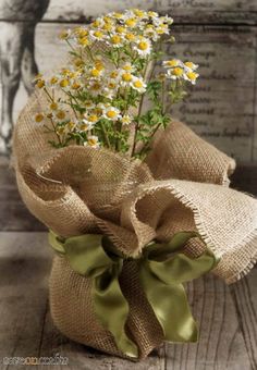 an image of a bouquet of daisies in burlock with the words, shopping cart