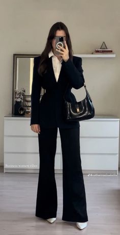 Old Money Flare Pants, Elegant Lawyer Outfit, Business Outfits For Women Aesthetic, Trousers Outfit Formal Classy, Business Dress Aesthetic, Black Trousers And Heels Outfit, Classy Black Outfits For Women Aesthetic, All Black Outfit Formal Classy