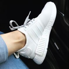 White Tennis Shoes Outfit, Platform Tennis Shoes, Instagram Shoes, Tennis Shoes Outfit, Adidas Originals Nmd, Basket Style, White Tennis Shoes, Nike Roshe, Dream Shoes