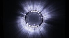 an image of a circular object in the dark with light coming from it's center