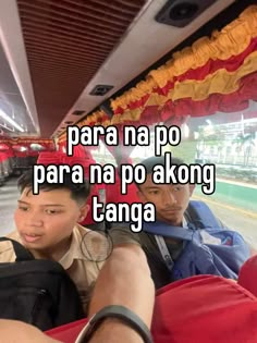 two people sitting on a bus with the words para napo para na po akong tanga