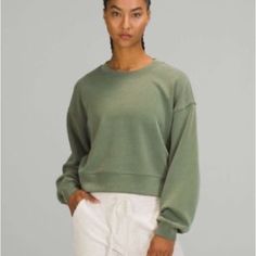 Rasic Oversized Sweat Green Us Size S X Nothing But Love, Cropped Sweatshirt, Women Hoodies Sweatshirts, Lululemon Women, Oversized Sweatshirt, Outerwear Women, Sage Green, Crew Neck Sweater, Hoodies Womens