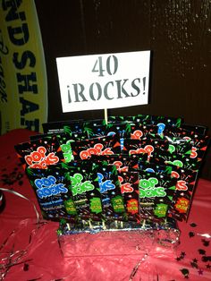 there is a sign that says 40 rocks in front of some decorations on the table