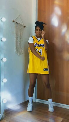 2000s Jersey Outfit Women, Basketball Jerseys Outfit, Hip Pop Outfit Ideas, Sleeveless Jersey Outfit, Basketball Jersey Outfit Women, Jersey Top Outfit, Baggy Outfit Woman, Jersey Shirt Outfit, Jerseys Outfit