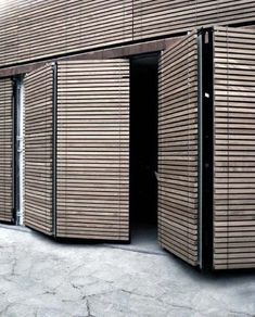 several wooden slats are lined up on the side of a building