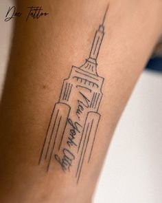 a tattoo on the leg of a woman that reads, i love new york city