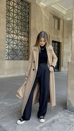 Casual Trench Coat Outfit, Eurotrip Outfits, Long Coat Outfit, Elegance Dress, High Waisted Dress, Winter Coat Outfits, Ny Outfits, Style Désinvolte Chic, High Waisted Dress Pants