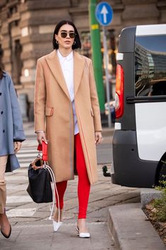 Red And Camel Outfit, Red Leather Leggings, Camel Coat Outfit Classy, Camel Coat Outfit Casual, Coats Outfits, Italy February, Caramel Coat, Camel Outfit