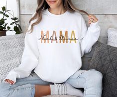 This Personalized MAMA Sweatshirt is super soft and the perfect gift for Mother's Day! This ADORABLE crewneck sweatshirt is a custom made Mama sweatshirt with individual names on it. ♥PRODUCTION TIME: 1-5 days (Usually 2-3 days) ♥SHIPPING TIME: 2-5 days (Usually 3 days) ♥PRODUCT DESCRIPTION: Gildan Crewneck Unisex Sweatshirt Made with a medium-heavy fabric blend of 50% cotton and 50% polyester (8.0 oz/yd² (271.25 g/m this sweatshirt feels cozy and is the perfect choice for those colder months. I Mama Crewneck Sweatshirt, Mama Crewneck, Mama Sweater, Mama Sweatshirt, Embroidery Ideas, Shirt Ideas, Kid Names, Mother Day Gifts, Mother's Day Gift