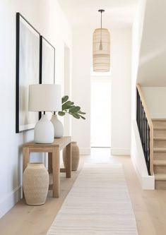 Interior Design of a house Hygge Hallway, Square Hallway Ideas, L Shaped Hallway, Open Plan Hallway, Sage Hallway, Hallway Cottage, Hallway Paint Colours, Neutral Hallway Ideas, Bungalow Hallway Ideas