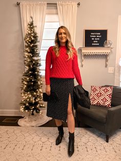 Red cable knit crewneck sweater, black midi skirt, black faux leather jacket, black clutch, black dress booties. Casual Boots Outfit, Dress Boots Outfit, Neutral Winter Outfit, Fall Outfit With Boots, Midi Skirt Black, Dress Booties, Nashville Style, Fashion Blogger Outfit, Blogger Outfits