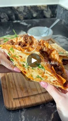 Leftover Chilli, Chive Sauce, Chilli Recipe, Flour Tortilla, Chilli Recipes, Appetizers Easy Finger Food, Beef Chili, Quick And Easy Dinner, Dinner Entrees