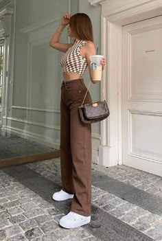 Outfits para salir con el chico que te acabas de ligar Mode Poses, Brown Outfit, Outfit Jeans, Trik Fotografi, Brown Pants