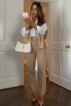 Fashion Blog Design, Outfit Elegantes, Clothing Blogs, Styling Inspiration, Ootd Style, Modern Women, Fashion Classy, Smart Casual