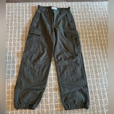 Never Worn Aritzia Tna Jumpsuit, Dark Grey Cargo Pants, Cargo Pants Color, Grey Cargo Pants, Aritzia Tna, Pants Color, Cargo Pants, Pant Jumpsuit, Dark Grey