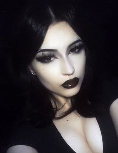 Emo Wedding Makeup, 90s Punk Makeup, Tradgoth 80s, 80s Goth Makeup, Casual Goth Makeup, 90s Goth Aesthetic, 90s Goth Makeup, 80s Goth Fashion, 90s Goth Fashion